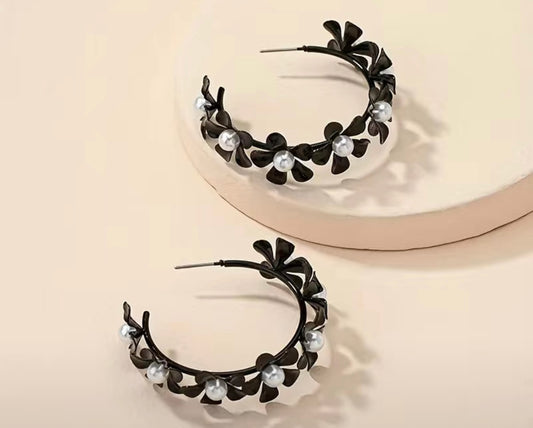 Black flower, Pearl hoop